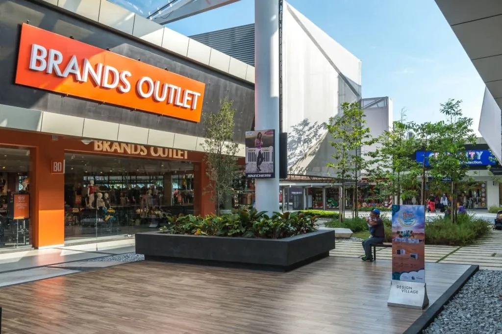 Design Village Outlet Mall的户外步道、绿植与店铺