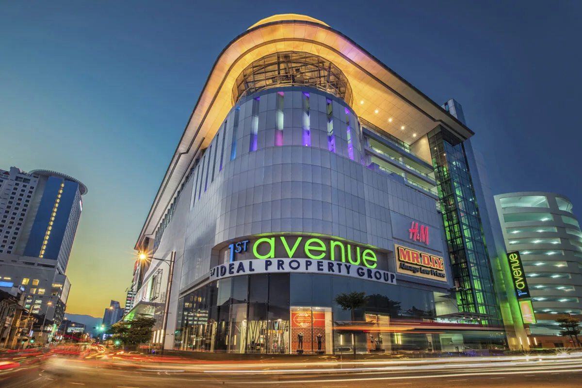 傍晚亮灯的1st Avenue Mall商场外观