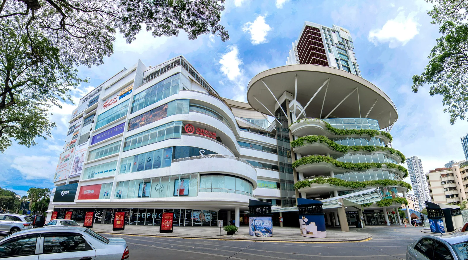 Gurney Paragon Mall的商场外观与弧形露台