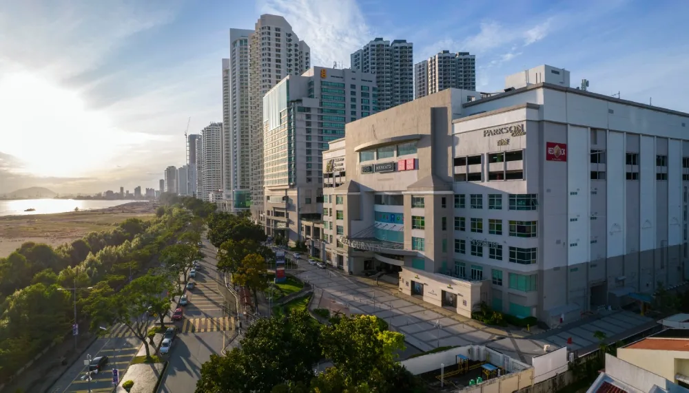 Gurney Plaza合您广场的建筑外观与周边道路