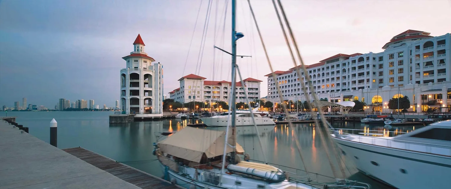 Straits Quay的海滨建筑、灯塔与游艇码头