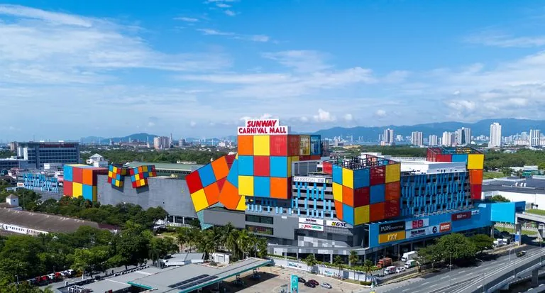 Sunway Carnival Mall彩色外墙与周边环境的航拍照片